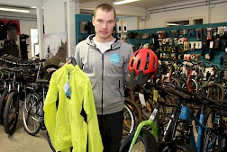 Sami Pasasen mielestä erittäin tärkeää on, että pyöräilijä näkyy liikenteessä neonväristen asusteiden ja kypärän sekä riittävien pyöränvalojen ja heijastimien ansiosta.