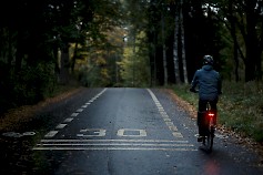 Pyöränvalot ovat tarpeen sekä pimeillä metsäteillä että valaistuilla kaduilla. Kuva: Nina Mönkkönen / Liikenneturva.