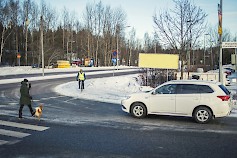 Kahden T:n taktiikka auttaa liukkaalla tiellä: tilannenopeus sopivaksi ja turvaväliä pidemmäksi. Kuva: Liikenneturva/Nina Mönkkönen.