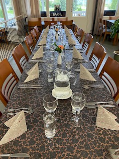 Hotelli Kaustisen pöydät ovat valmiina täyttymään pikkujouluherkuista ja -vieraista.