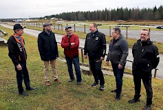 Snowcrossin SM-osakilpailuun liittyen Sotkan rata-alueella pidettiin ensimmäinen katselmus ja alkupalaveri äskettäin Vas. Jorma Keski-Äijö (KauhUA), Niku Latva-Pukkila, Karisamuli Korpela (KauhUA), Juji Loukko (Team Loukko.com), Markku Nummijoki ja Henry Korpela (KauhUA). Kuva: JP Laitio-Ramone.