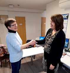 On aika puristaa kättä uuden yrittäjäkumppanuuden kunniaksi toteavat Henna Uuttera (oikealla) ja Maritta Moisio.