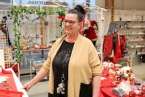 Mari Rajamäki on kiitollinen siitä, että ihmiset lahjoittavat SPR-Kirppiksille myytävää tavaraa, ja ostavia asiakkaita käy runsaasti. Huolestunut hän on palkkatukiuudistuksen suunnitelmista.
