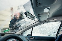 Auton tuulilasien putsaus on helpompaa kun auto on esilämmitetty. Kuva: Liikenneturva/Nina Mönkkönen.