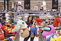 Kyläkaupassa on Suomen suurin valikoima fanituotteita – yhteensä 385 hyllymetriä erilaisia peli-, elokuva-, TV-sarja- ja bändiaiheisia tuotteita.