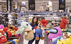 Kyläkaupassa on Suomen suurin valikoima fanituotteita – yhteensä 385 hyllymetriä erilaisia peli-, elokuva-, TV-sarja- ja bändiaiheisia tuotteita.
