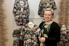 Laura Röyskö esittelee luotsaamansa Ihka Clothing -yrityksen vaatteita. Uudet kuosit ovat herättäneet asiakkaiden mielenkiinnon.