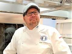 Janne Lääperi innostaa tutustumaan keittiöalan monipuolisiin töihin.