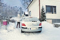 Putsaa auto huolella lumesta ja jäästä ennen liikkeellelähtöä. Nina Mönkkönen / Liikenneturva