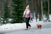 Kävelijän oma ennakointi on tärkeä osa liukastumistapaturmien ehkäisyä. Kuva: Mikko Vähäniitty / Suomen Punainen Risti