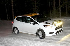 Rallin hallitsevat Suomen mestarit, Jere Pensas ja kartturi Jouni Saarijärvi aloittavat kilpailukautensa SM3 -luokassa Ford Fiesta Rally4 -kisapirssillä.