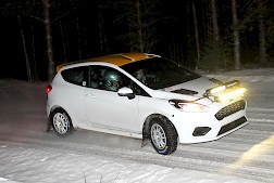 Rallin hallitsevat Suomen mestarit, Jere Pensas ja kartturi Jouni Saarijärvi aloittavat kilpailukautensa SM3 -luokassa Ford Fiesta Rally4 -kisapirssillä.