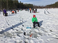 Kyläkauppa järjestää Mini Miljoona Pilkin 3.4.2021 klo 12-13 Rautionlammella Ähtärin Peränteellä. Mini Miljoona Pilkki on Kyläkaupan järjestämä ilmainen kalastuskilpailu kaikille alakouluikäisille ja eskarilaisille. Ennakkoilmoittautumiset sähköpostilla <span id="emo_email_3" class="emo_email">(Sähköpostiosoitteet vaativat JavaScript-tuen)</span> (ilmoita lapsen nimi ja kilpailusarja).