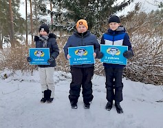 Mini Miljoona Pilkki houkutti yli 300 pilkkijää Rautionlammen jäälle. Kuvassa 5.-6.-luokkien kärkikolmikko Senni Vainionpää, Markkos Sulkava ja Matias Kivinummi. Kuvasta puuttuu jaetulle toiselle sijalle tullut Veeti Korhonen. Senni myös nappasi kisan suurimman kalan.