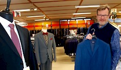 1. Toimitusjohtaja Jere Siltala näyttää kaunista miesten juhlapukua ja kertoo, että niin hoikat kuin pulskemmatkin miehet löytävät valikoimista sekä juhlaan että arkeen sopivaa.