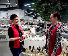 Nahkapaikan myyjät Eila ja Kaisa iloitsevat kevätuutuuksien saapumisesta.