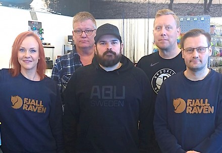 Marika Kivioja, Tapani Lehtonen, Janne Norrena, Timo Autio ja Risto Mänty sekä kuvasta puuttuvat Daniel Forsbacka, August Högnabba ja Mats Sundin palvelevat ammattitaidolla. Kuva: Eräkellari.