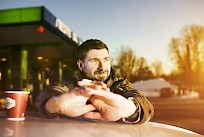 Autoilijoista 16 prosenttia kertoi ajaneensa edeltäneen 12 kuukauden aikana niin väsyneenä, että on pelännyt nukahtavansa rattiin. Kuva Nina Mönkkönen / Liikenneturva.