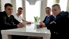 Päivi Vihriälä komeiden poikiensa seurassa, muistelee tapausta, mikä kuvaa uhrausten ja äitiyden siunauksia. ”Haettiin vuosia sitten yhtä poikaamme tenavaleiriltä kotiin. Ei mennyt minuuttiakaan, kun takapenkillä retkotti suloiseen uneen vaipunut pikku-urheilija mitali kaulassaan, pelipaita päällä, sämpyläpussi tyynynään. Hän oli antanut pelikentille kaikkensa - ja antaa edelleen. Kuva: Juha Vihriälä (Kuvasta puuttuu Matti)