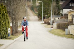 Aktiivisena liikkumismuotona pyöräilyllä on positiivisia vaikutuksia muun muassa terveyteen ja toimintakykyyn. Kuva: Nina Mönkkönen / Liikenneturva.