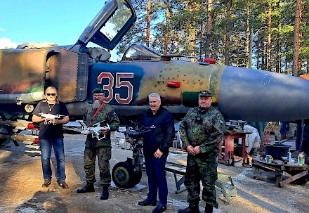 Kuvassa Alajärven ilmailukerhon Eeti Kantokoski ja Jukka Matti-Tuuri sekä reservijärjestön puuhamiehet Jouko Nygård ja Pekka Hautala. Alajärven Ilmailukerho kouluttaa alkukesän aikana Drone –harrastajia. Tulevasta koulutuksesta voi kysyä Ilmailukerholta Jukka Matti-Tuurilta Puhelin 0469234652 tai Eeti Kantokoskelta 0500263368