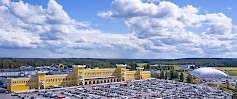 Kyläkaupan MuotiOutlet palvelee asiakkaita Toivontiellä Kyläkaupan välittömässä läheisyydessä.