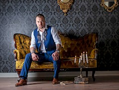 Kyläkaupan Kesätansseissa viihdyttää lauantaina 8.7. valloittava Heikki Koskelo & Helmi.