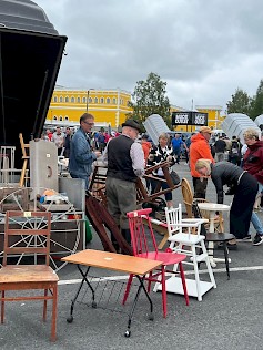 Lauantaina 8.7.2023 voi tehdä hyviä löytöjä Kyläkaupan Kesäkirppikseltä.