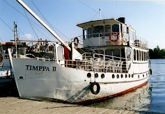 Timppa 2. Laivaa on kunnostettu kuvan ottamisen jälkeen huolella ja pian se pääsee tosi toimiin. (Kuva: Museovirasto / Suomen merimuseon kuvakokoelma)