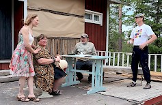 Kyllä olisi Pölhön pojat (Kukkola, Mäki-Lahna) pulassa ja isän perintö jäisi saamatta, jos eivät apuun tulisi Akka-agenttina tunnettu serkkulikka (Mesimäki) ja paikallinen stailisti (Kiiltomäki).