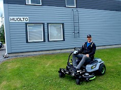 Kuvassa Joel Hautala upouudenEgo Power+ ZT4200-S– ajoleikkurin satulassa. Joelin lisäksi perheyrityksessä ovat mukana vanhempaa sukupolvea edustavat Jarkko ja Arto Hautala sekä Joelin veli Tuomas Hautala. Yritys työllistää 7 työntekijää, jotka kaikki ovat ammattilaisia. Taustalla uudehko huoltorakennus.