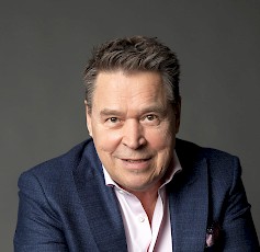 Kyläkaupan Kesätansseissa torstaina 27.7. tanssitaan legendaarisen Markku Aron ja Diesel-yhtyeen tahtiin.
