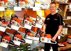 1. Raimo Ahokas näyttää laatusahoja, joita myydään liikkeestä paljon, myös tukkuliikkeille.