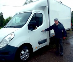 1. Timo Mäkynen esittelee muun muassa muuttokuljetuksiin soveltuvaa autoa perälautanostimella ja kertoo, että autoa saa ajaa AB kortilla.