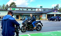 1. Kuvauspaikkana Kitusen Kievari Virroilla ja pyörän päällä ohjaaja Tony Heino. Leffan teaseri linkki: https://youtu.be/xtHTWwd2qMI