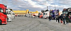 Tuuri Truck Show Keskisen Kyläkaupan tapahtumakentällä lauantaina 2.9.2023 kello 10 alkaen. Ajoneuvonäyttelyyn osallistuvien joukosta palkitaan parhaat kello 17.30 ja ilta huipentuu valoshow-tunnelmiin.