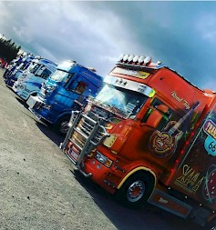 Tuuri Truck Show Keskisen Kyläkaupan tapahtumakentällä lauantaina 2.9.2023 kello 10 alkaen. Ajoneuvonäyttelyyn osallistuvien joukosta palkitaan parhaat kello 17.30 ja ilta huipentuu valoshow-tunnelmiin.