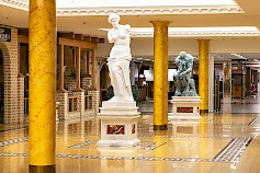 Kyläkaupan Kauppakadulla voi ihailla maailman upeimmaksi mainitun patsaan, Michelangelon Daavidin näköisteoksen lisäksi nyt myös upeita Milon Venusta ja Rodinin Ajattelijaa.