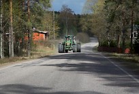 Maataloustyökoneilla kuljettavat matkat eivät yleensä ole pitkiä. Kuva: Liikenneturva