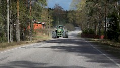 Maataloustyökoneilla kuljettavat matkat eivät yleensä ole pitkiä. Kuva: Liikenneturva