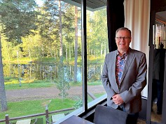 Hotelli Sorsanpesän hotellinjohtaja Juha Tiainen kertoo, että tiivistä yhteistyötä tehdään myös esimerkiksi Seinäjoen ja Etelä-Pohjanmaan matkailuorganisaatioiden ja eri järjestöjen kanssa.
