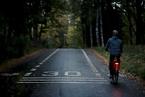 Polkupyörästä on löydyttävä pakolliset etu-, taka- ja sivuheijastimet. Lisäksi pyöräilijän on käytettävä valoja pimeällä ja hämärässä muiden ajoneuvojen tapaan. Nina Mönkkönen / Liikenneturva