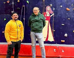 Markkinointi- ja viestintäpäällikkö Jari Ahola (vas) ja nuorisotyön koordinaattori Sami Sorjonen esittelivät 8 metrin korkuista kiipeilyseinää, mikä on vain yksi monista Nuorisokeskus Marttisen aktiviteeteista.