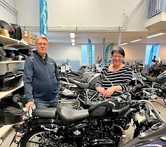 Jari ja Leena Rohunen kattavan moottoripyörävalikoiman keskellä. Leena kertoo olleensa aikoinaan Ylistaron lukiolla ensimmäinen moottoripyörän omistanut tyttö.