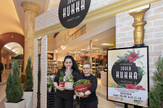 Kyläkaupan joulukukkamyynti palvelee asiakkaita Ruokapuodin Kauppakadulla. Joulukukkamyynti on avoinna 12.12. saakka kello 11-19 ja 13.-23.12. pidennetyin aukioloajoin kello 9-20.
