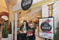 Kyläkaupan joulukukkamyynti palvelee asiakkaita Ruokapuodin Kauppakadulla. Joulukukkamyynti on avoinna 12.12. saakka kello 11-19 ja 13.-23.12. pidennetyin aukioloajoin kello 9-20.