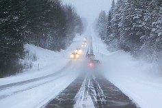 Ennakoiva kuljettaja pitää kelivaraa ja tunnistaa vaaratekijät ajoissa. Oikea tilannenopeus ja riittävä turvaväli auttavat huonoissakin olosuhteissa. Kuva: Liikenneturva / Kaisa Tanskanen