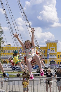 Kyläkaupan Miljoona Tivoli on ilmainen kaikille alle 13-vuotiaille, mutta sen lisäksi Kyläkauppa antaa joululahjaksi myös kaikille yli 13-vuotiaille ilmaiset päivärannekkeet Miljoona Tivoliin 2024. Miljoona Tivoli Tuurissa ensi kesänä 21.6.-11.8.2024.