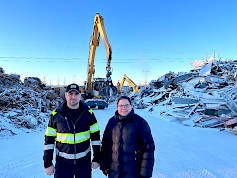 Harri ja Terhi Mäki esittelivät siistiä romumaisemaa, jossa kaikki vastaanotetut romut lajitellaan ja käsitellään teollisuuden tarpeisiin. He rohkaisevat kysymään myös romun nouto-palvelusta. Taustalla näkyy osa yrityksen 2,5 hehtaarin tontista.