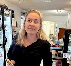 1. Kristiina Tahlo kertoo, että esimerkiksi juomaa voi ostaa matkalle mukaan Mutalan Helmestä.